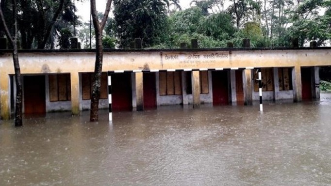 বন্যায় পানিবন্দি ১৪শ প্রাথমিক বিদ্যালয়