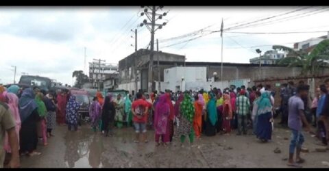 বেতনের দাবিতে গাজীপুরে পোশাক শ্রমিকদের সড়ক অবরোধ