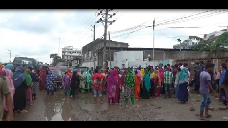 বেতনের দাবিতে গাজীপুরে পোশাক শ্রমিকদের সড়ক অবরোধ