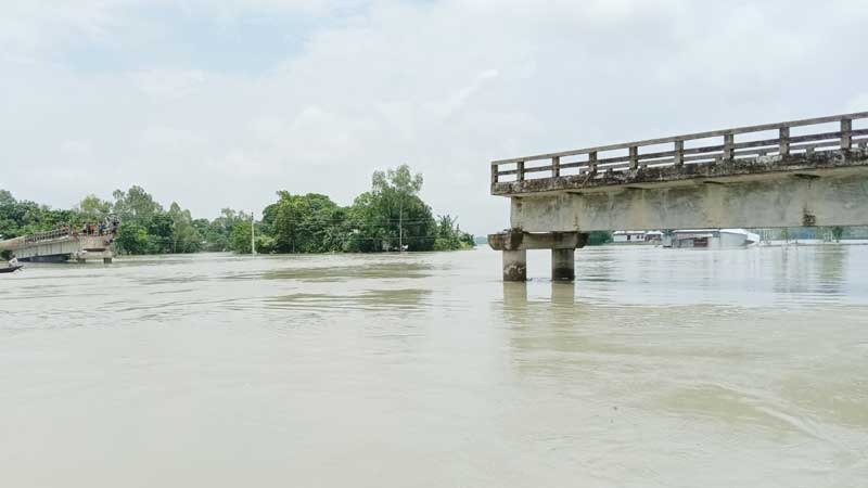 ব্রিজের ৬০ মিটার অংশ ভেঙে পড়ল নদীতে