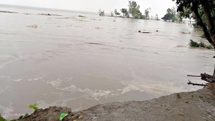 মুহূর্তেই যমুনায় বিলীন শতাধিক বাড়িঘর