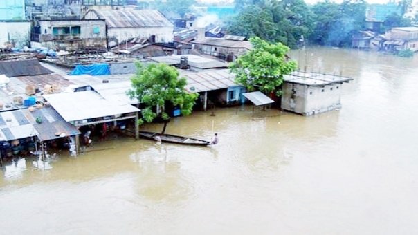 ঢাকাকে ঘিরে ফেলেছে বন্যা