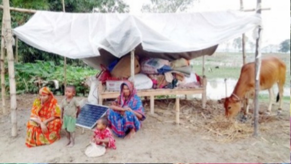 ভাঙন আতঙ্কে বাড়ির পাশে রাস্তায় বাসস্থান