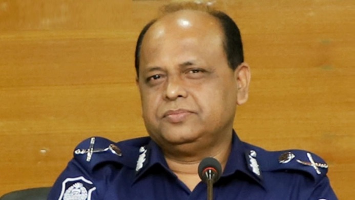 বেতনের টাকায় বন্যার্তদের ত্রাণ দিচ্ছেন অতিরিক্ত আইজিপি