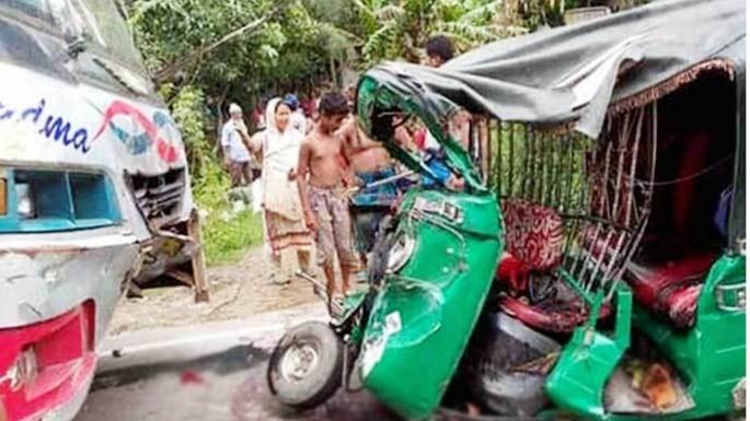 চাঁদপুরে বাস ও সিএনজি অটোরিকশার সংঘর্ষে নিহত ৩