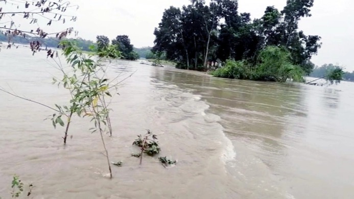 পাউবোর গাফিলতিতে বাঁধ ভেঙে লক্ষাধিক মানুষ পানিবন্দি