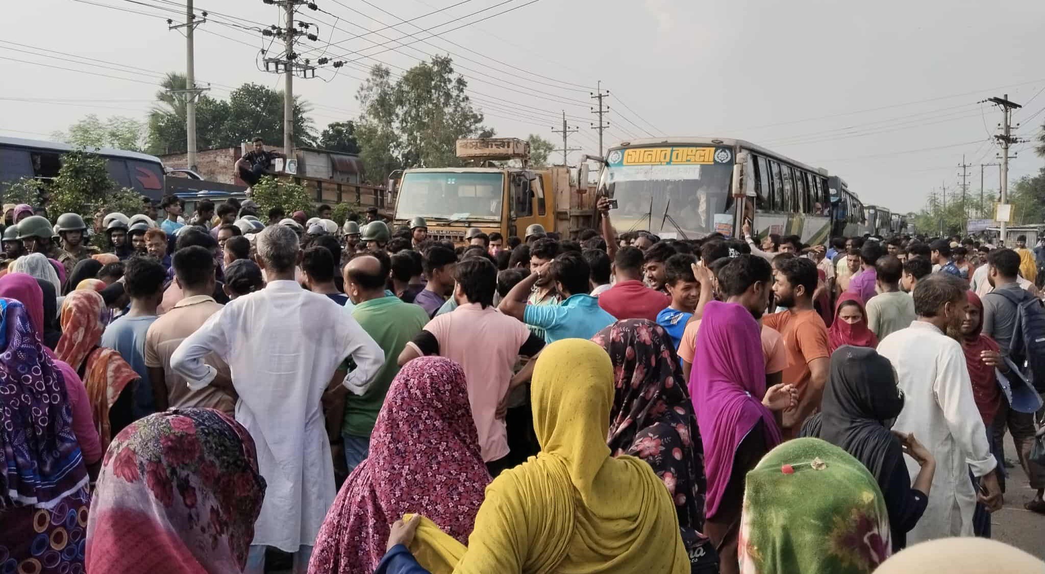 বেতনের দাবিতে মহাসড়ক অবরোধ, ২০ কি.মি. যানজট