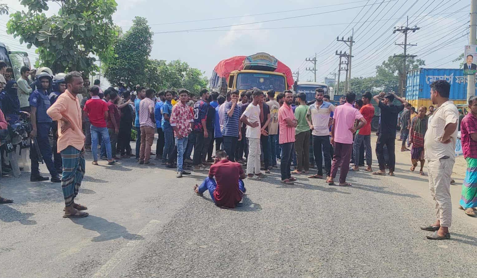 বকেয়া বেতনসহ ১০ দাবিতে ঢাকা-ময়মনসিংহ মহাসড়ক অবরোধ, ১০ কি.মি. যানজট