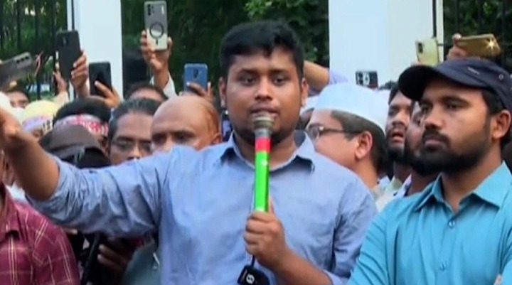 রাস্তায় ফেলে শিক্ষক পেটানো সভ্য রাষ্ট্রের চরিত্র নয়