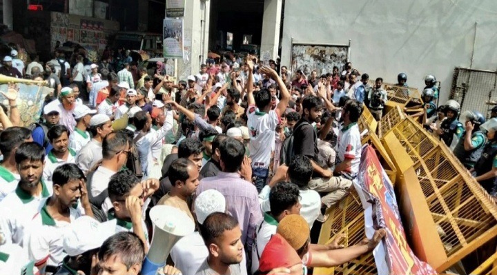 সচিবালয়ের সামনে মুখোমুখি জুলাই যোদ্ধা-পুলিশ