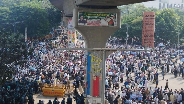 শহীদ মিনারে ফিরেছেন শিক্ষকরা, দাবি না মানলে কাল ‘মার্চ টু যমুনা