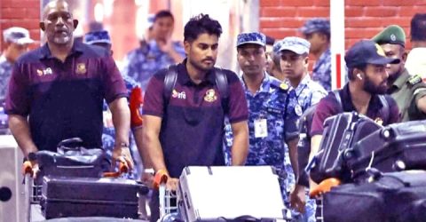 বিমানবন্দরে সমর্থকদের তোপের মুখে ক্রিকেটাররা