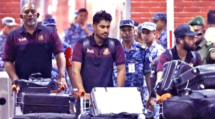 বিমানবন্দরে সমর্থকদের তোপের মুখে ক্রিকেটাররা