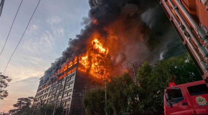 ছয় ঘণ্টায়ও নেভেনি আগুন, ২০ ইউনিটের সাথে যোগ দিল সেনা-নৌ-বিমানবাহিনী