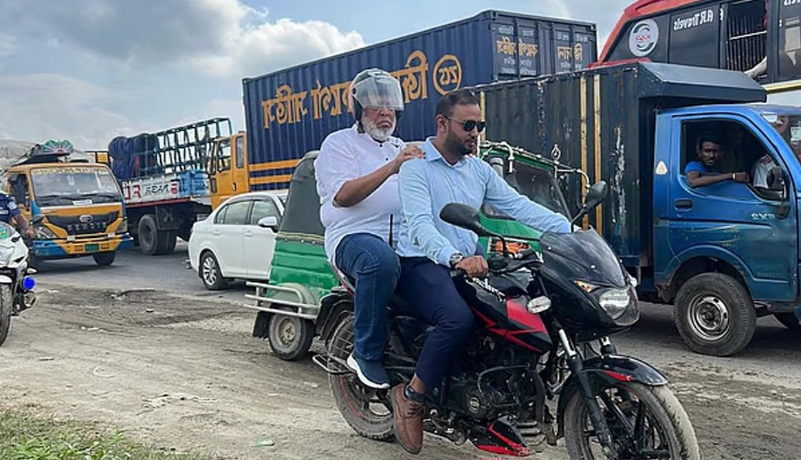দীর্ঘ সময় যানজটে আটকা উপদেষ্টা গেলেন বাইকে