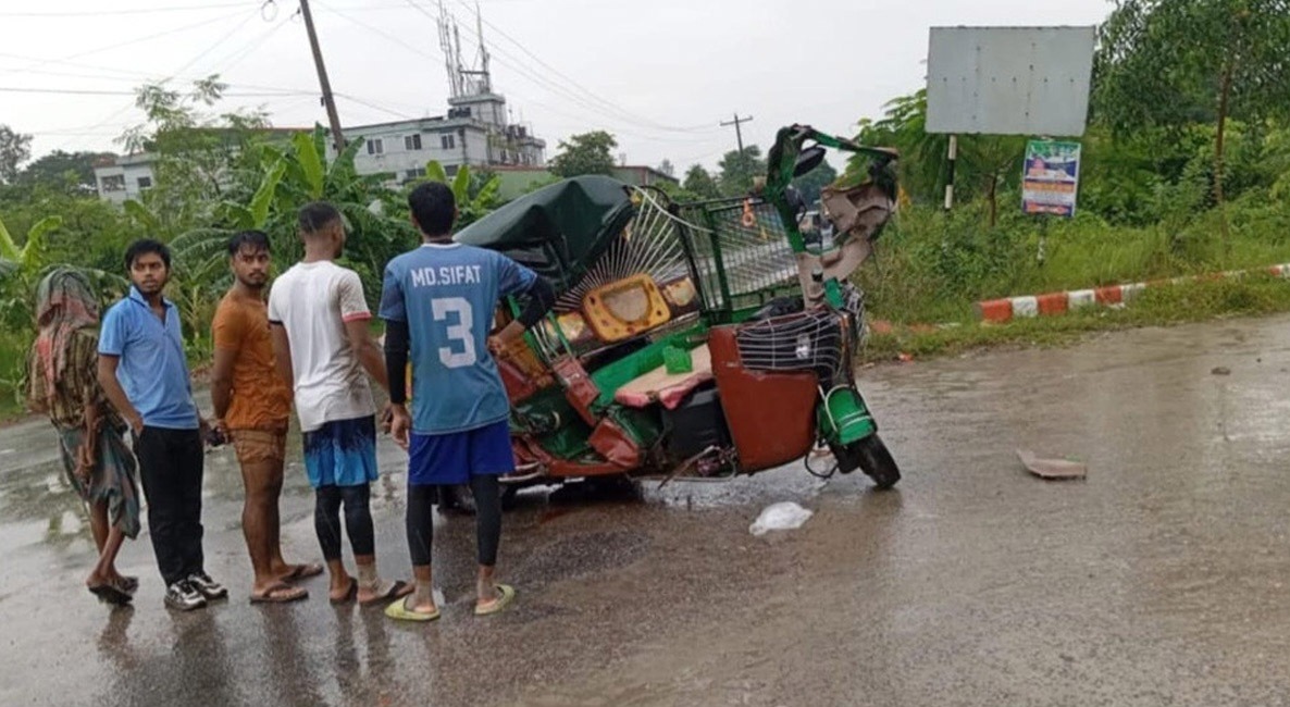 ট্রাকচাপায় অটোরিকশার ৩ যাত্রীর মৃত্যু