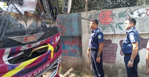 মাক্স পড়া ৩ যুবক পেট্রোল ঢেলে বাসে আগুন ধরিয়ে পালিয়ে যায়