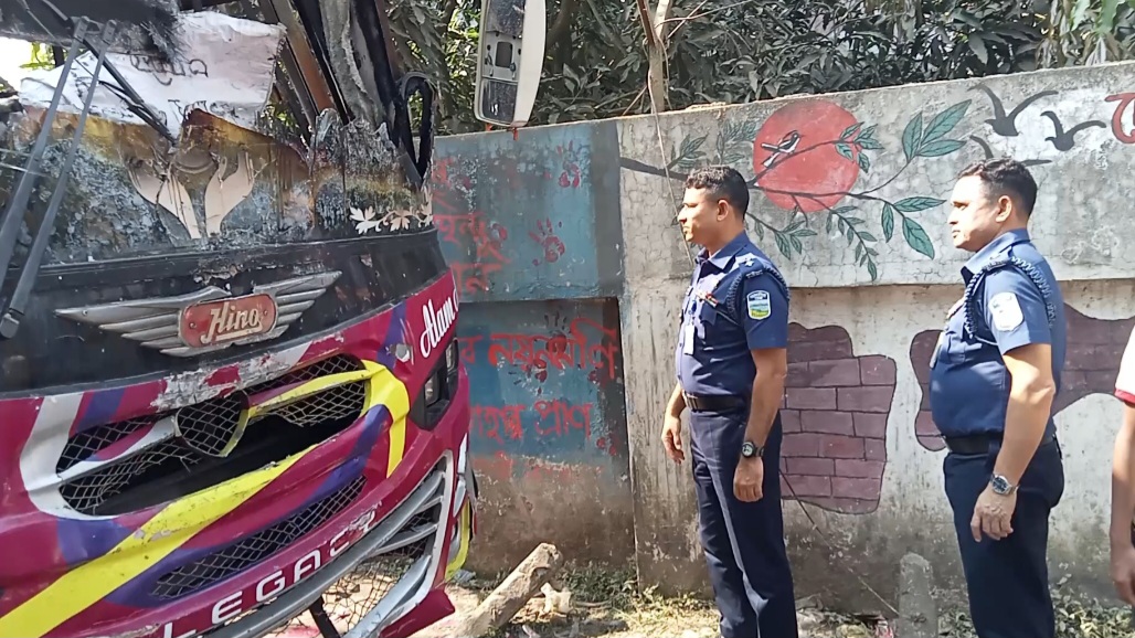 মাক্স পড়া ৩ যুবক পেট্রোল ঢেলে বাসে আগুন ধরিয়ে পালিয়ে যায়